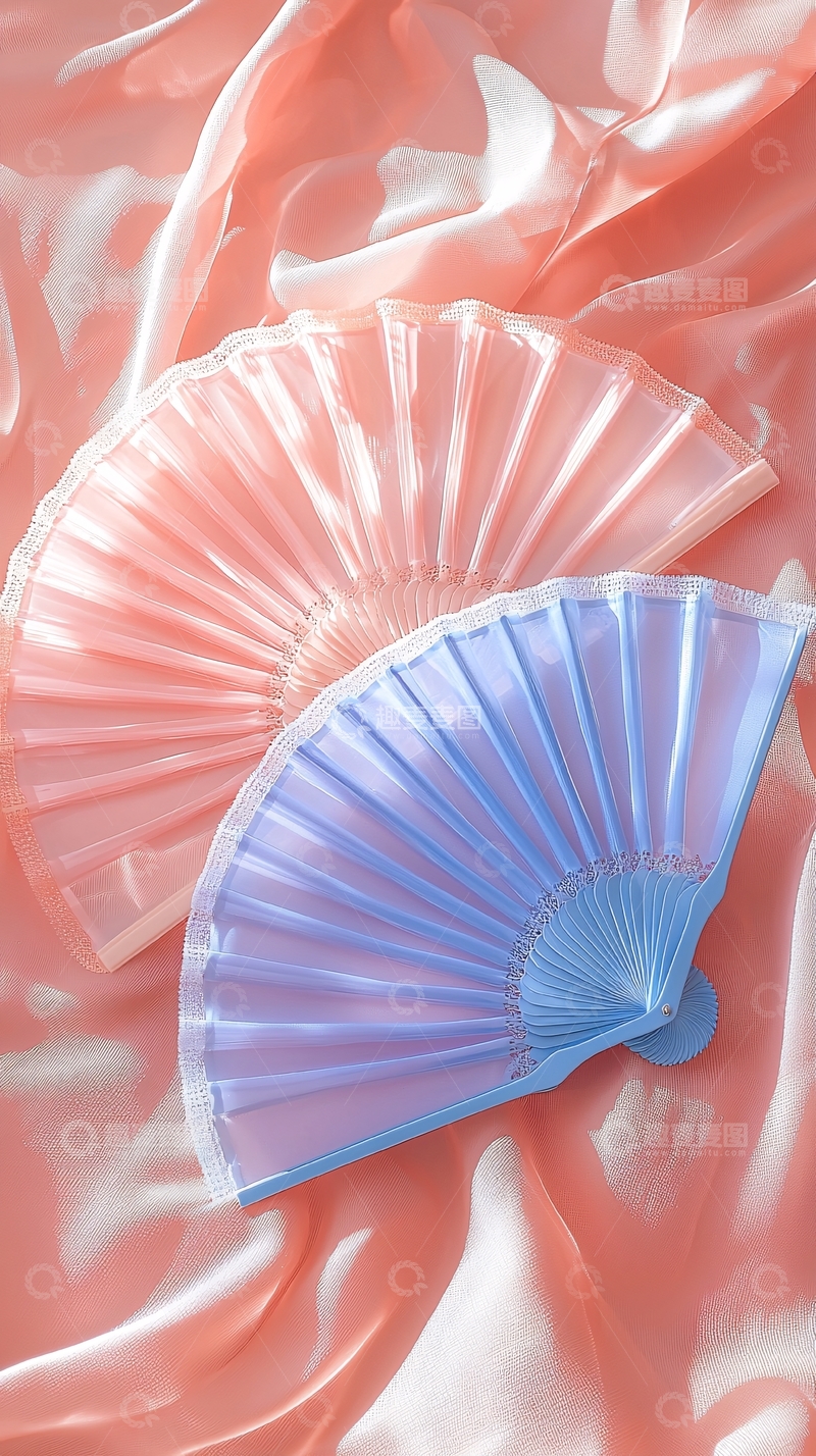 高清大图下载【趣麦麦图】粉色丝绸布料上两把扇子