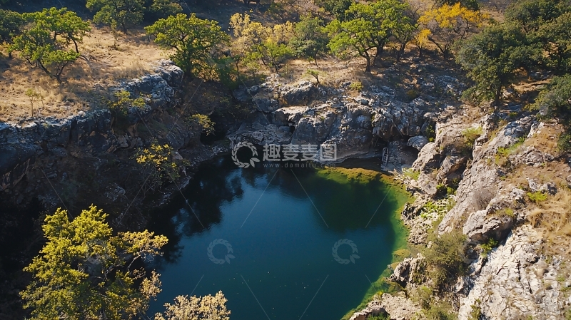 高清大图下载【趣麦麦图】高空俯瞰岩石环绕的深潭