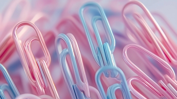 粉色蓝色回形针特写