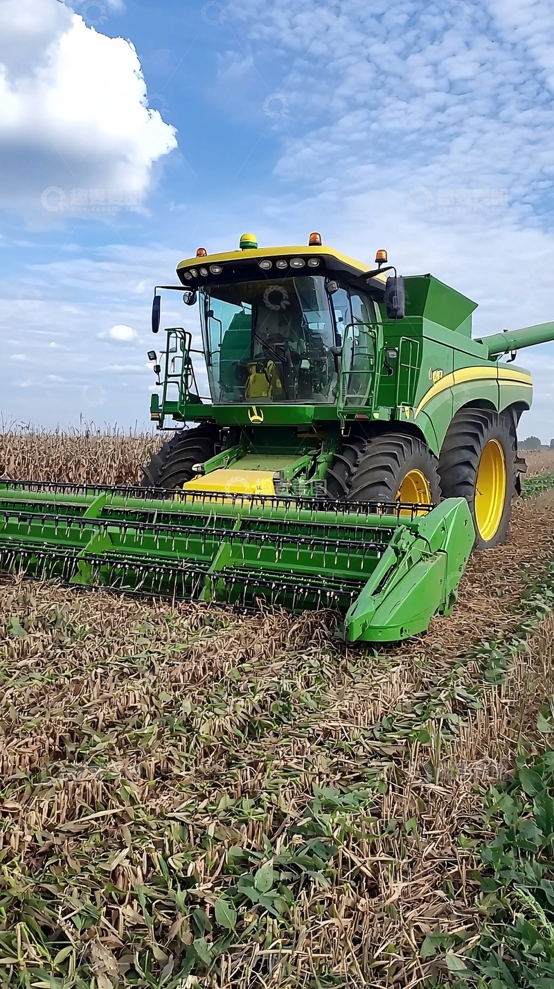 高清大图下载【趣麦麦图】绿色联合收割机收割大豆