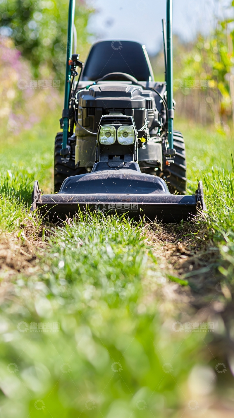 高清大图下载【趣麦麦图】小型割草机修剪草坪