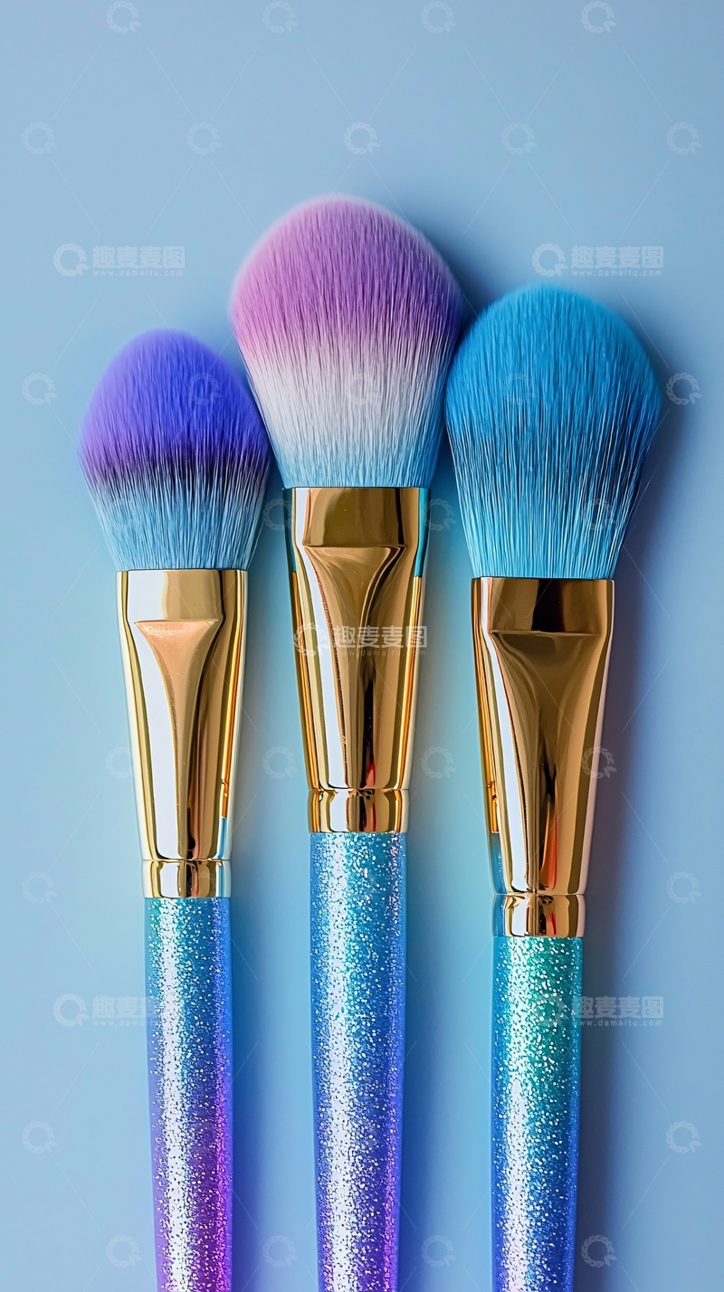 高清大图下载【趣麦麦图】蓝色背景的三把化妆刷