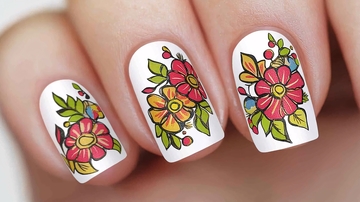 白色底白色花朵美甲