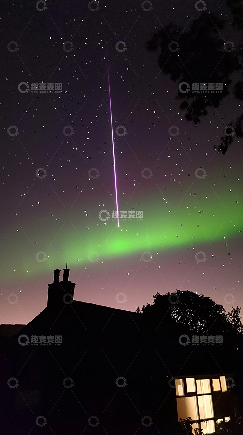 高清大图下载【趣麦麦图】极光下流星划过夜空