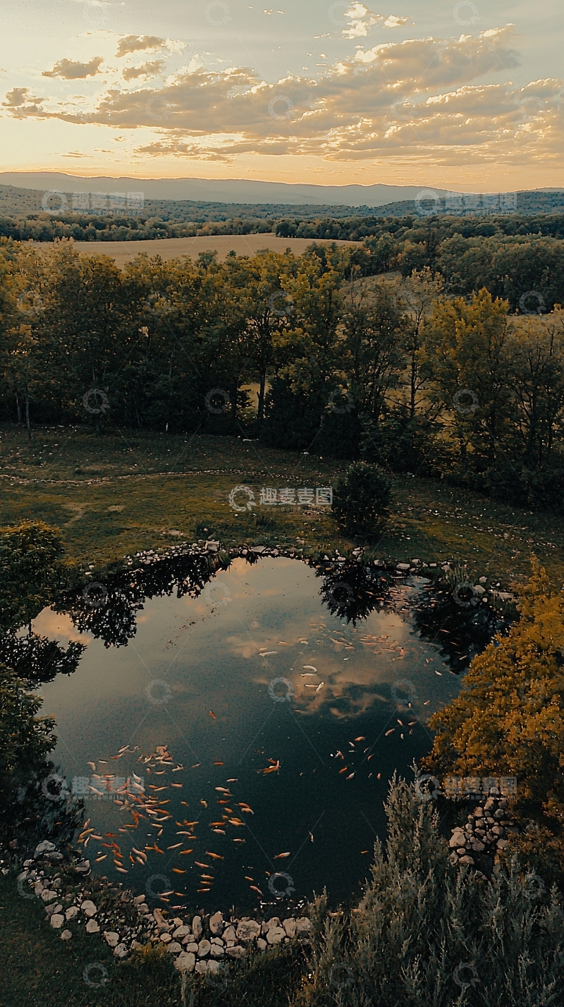 高清大图下载【趣麦麦图】高空俯瞰平静池塘