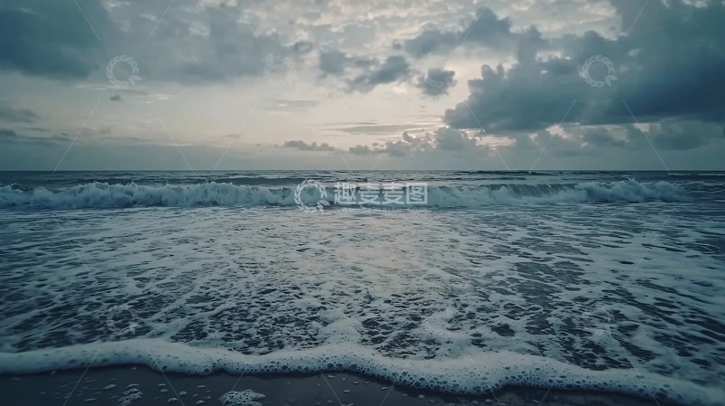 高清大图下载【趣麦麦图】海浪拍打沙滩的景色