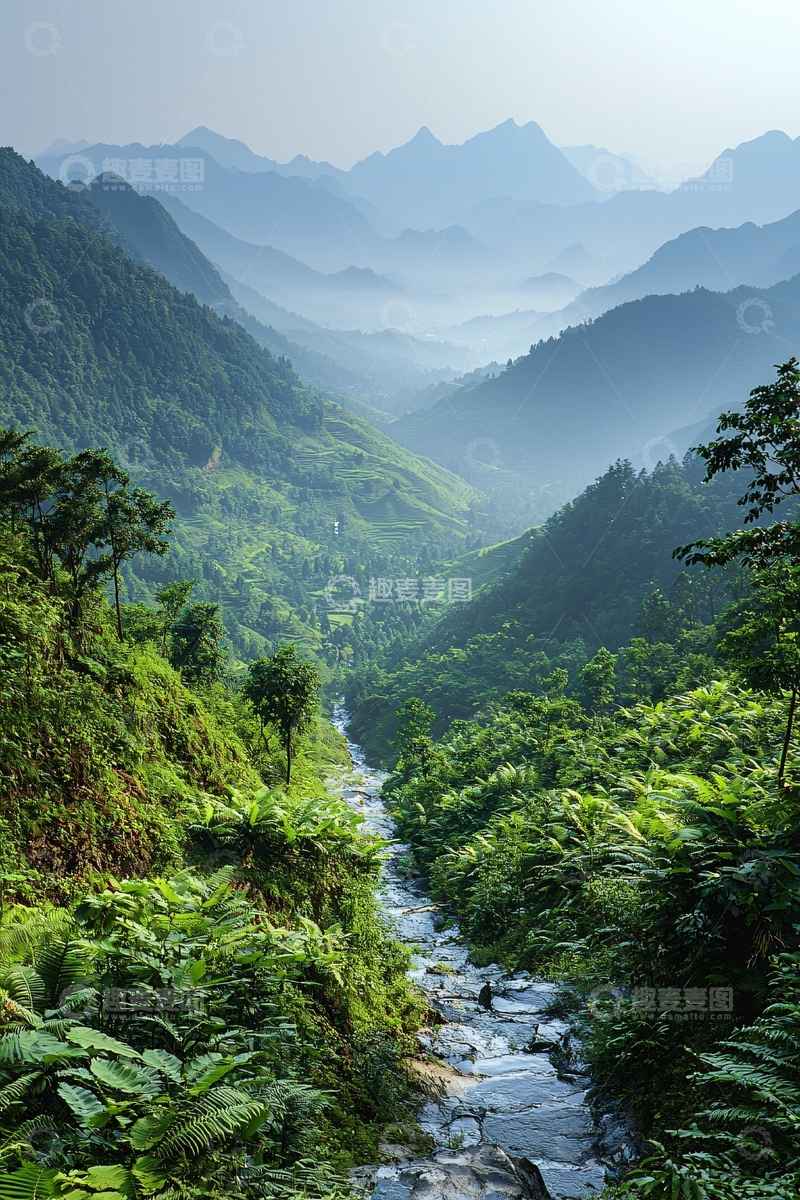 高清大图下载【趣麦麦图】翠绿山谷中的蜿蜒河流