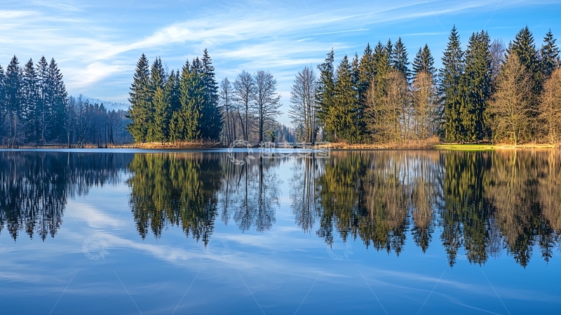 高清大图下载【趣麦麦图】平静湖面树木倒影