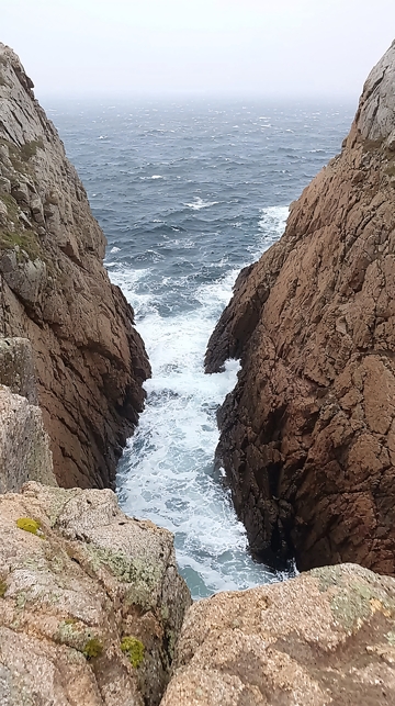 岩石缝隙中的海浪