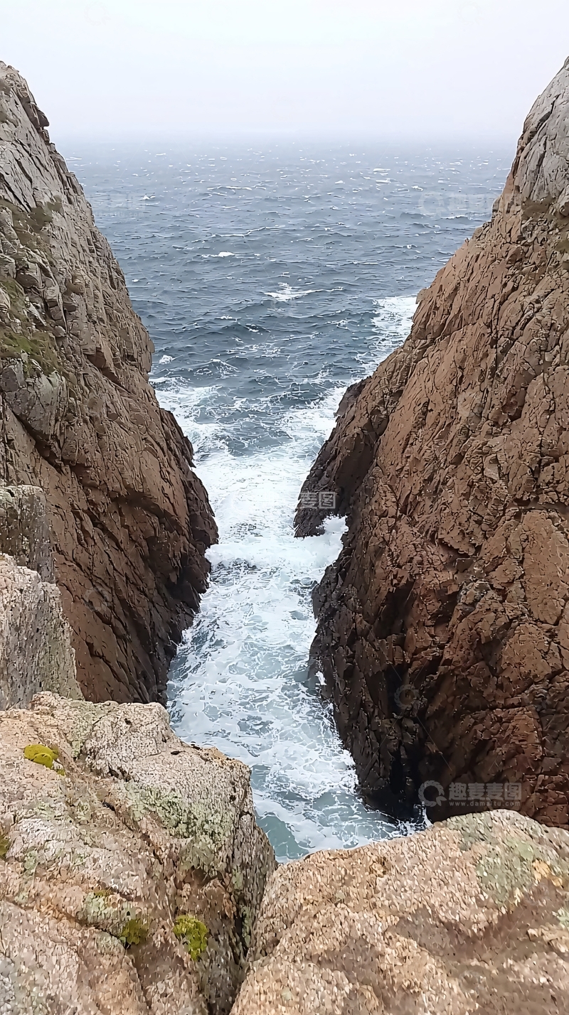 高清大图下载【趣麦麦图】岩石缝隙中的海浪