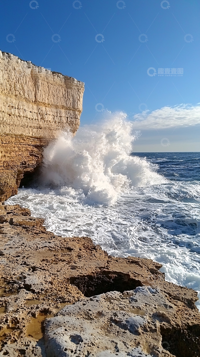 高清大图下载【趣麦麦图】巨浪拍打悬崖峭壁
