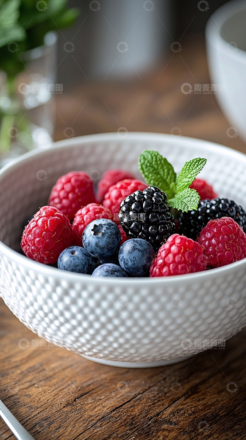 高清大图下载【趣麦麦图】新鲜混合浆果在白色碗里