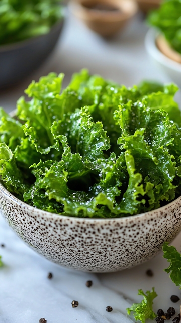 脆生菜沙拉盛在碗里