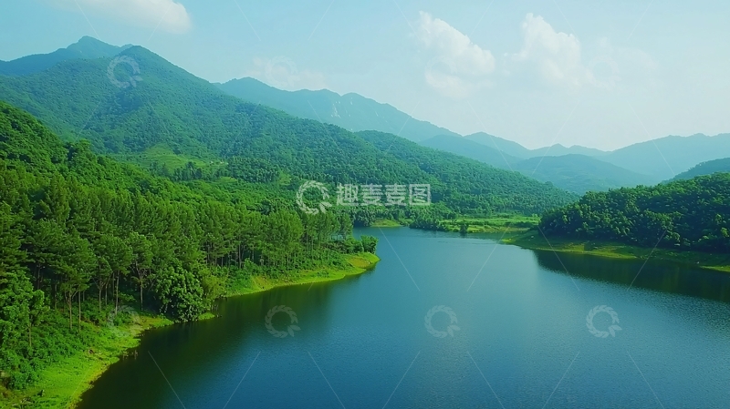 高清大图下载【趣麦麦图】山峦环绕碧绿湖泊