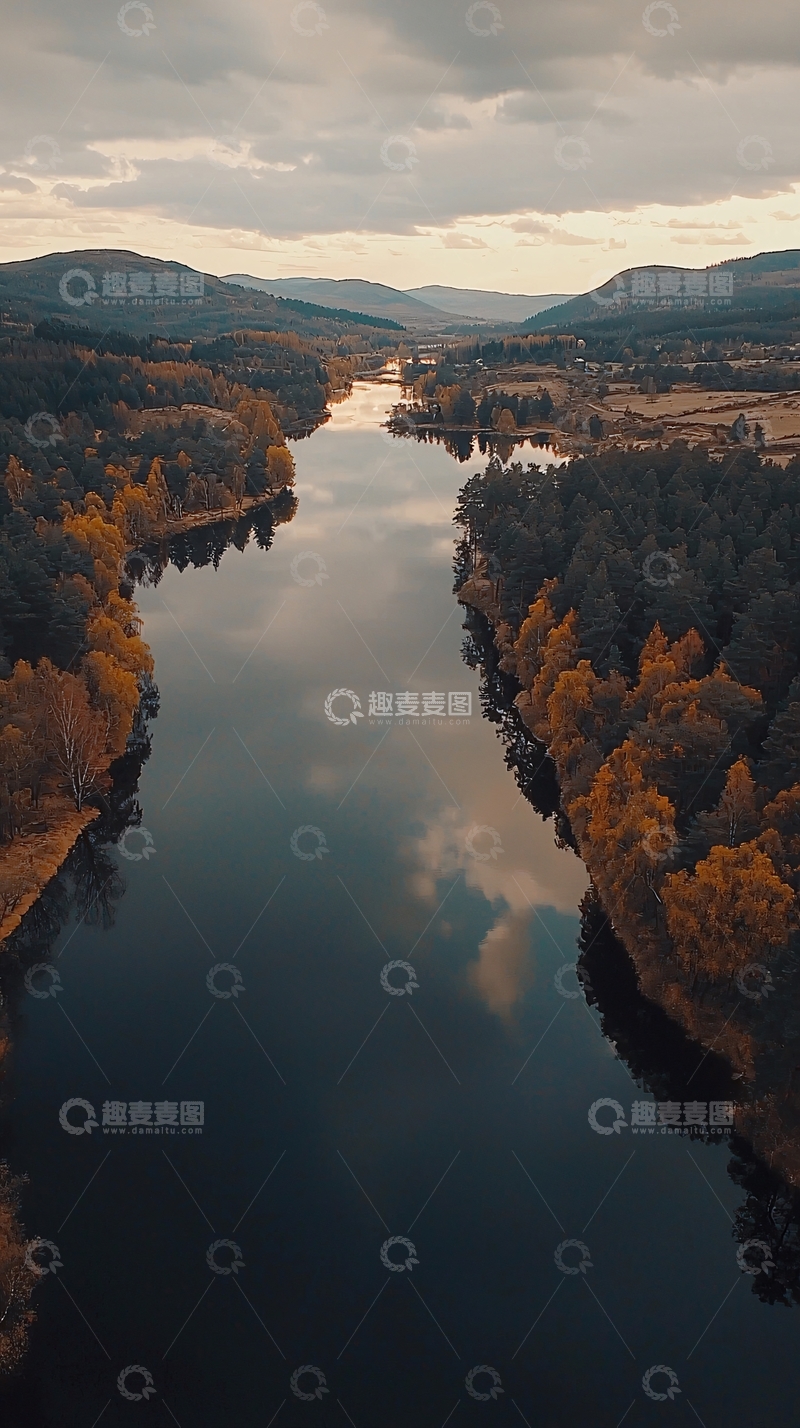 高清大图下载【趣麦麦图】秋日河流森林倒影