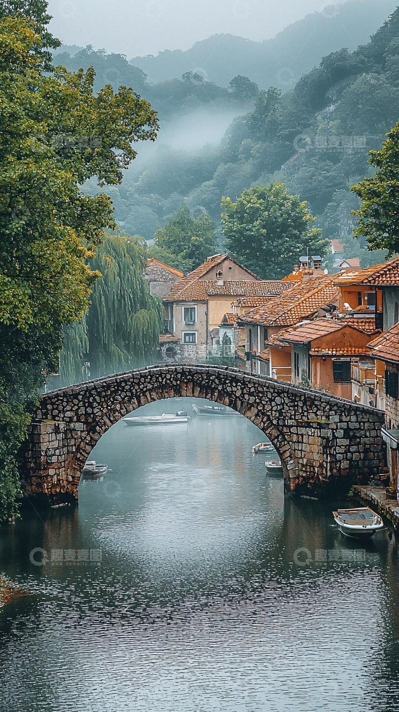高清大图下载【趣麦麦图】石桥流水雾气缭绕的小镇