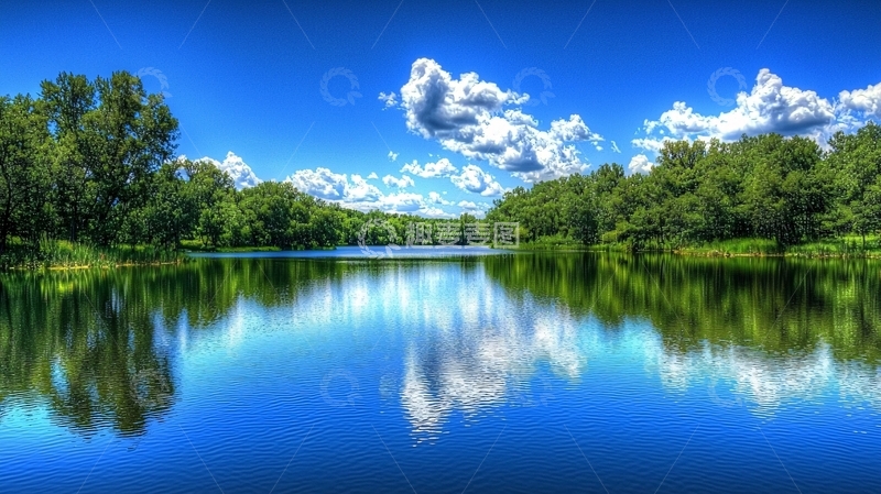 高清大图下载【趣麦麦图】蓝天白云下的平静湖面