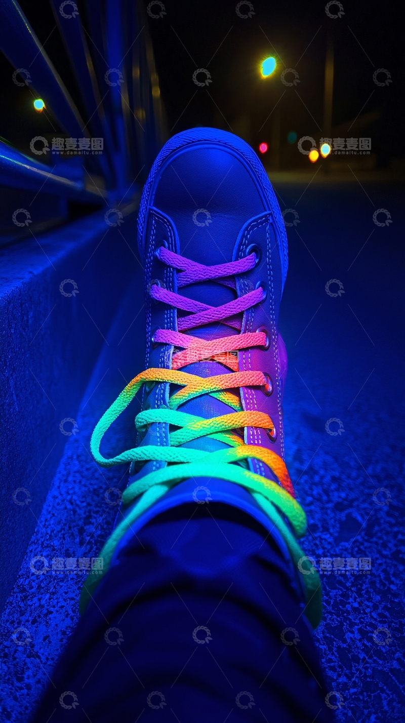 高清大图下载【趣麦麦图】夜光鞋带彩虹色高帮鞋