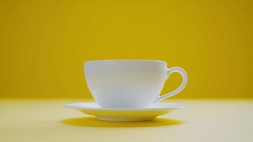 黄背景下白色咖啡杯