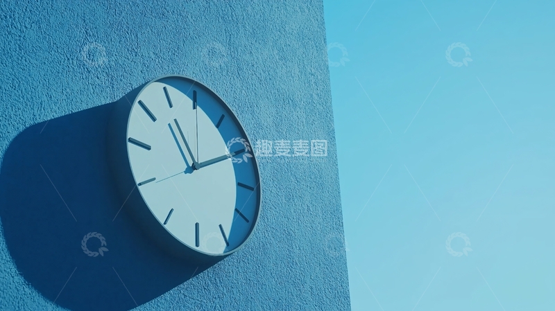 高清大图下载【趣麦麦图】蓝色墙壁上的白色挂钟