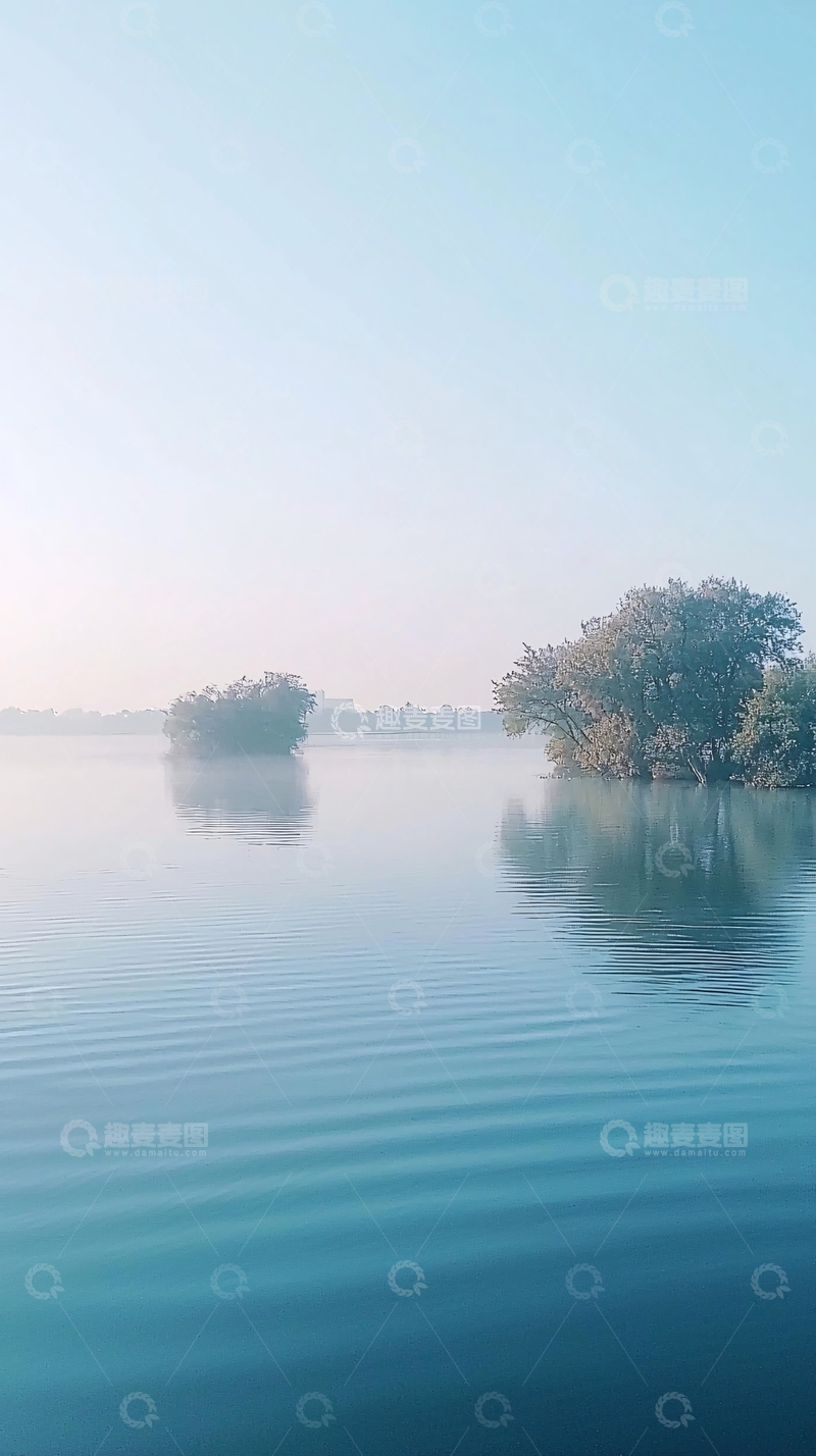 高清大图下载【趣麦麦图】平静湖面树木倒影