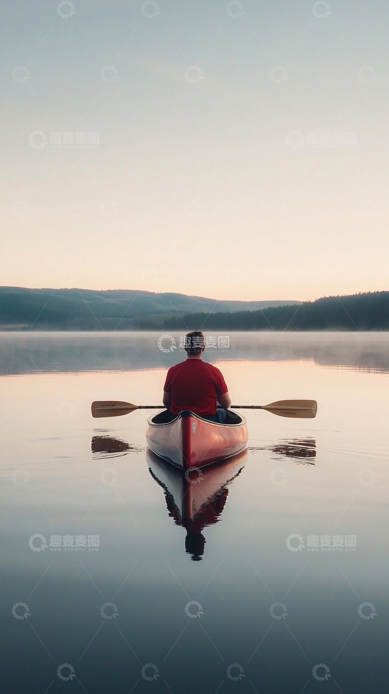 高清大图下载【趣麦麦图】平静湖面独木舟