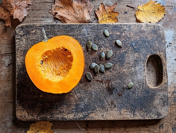 切开的南瓜与南瓜籽