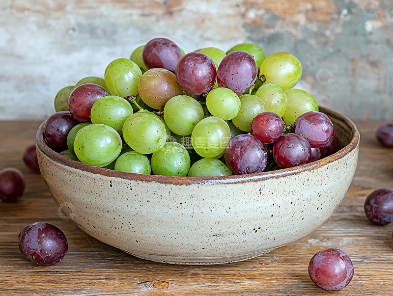 高清大图下载【趣麦麦图】一碗绿紫相间的葡萄