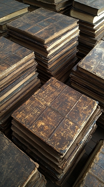古旧书籍堆叠