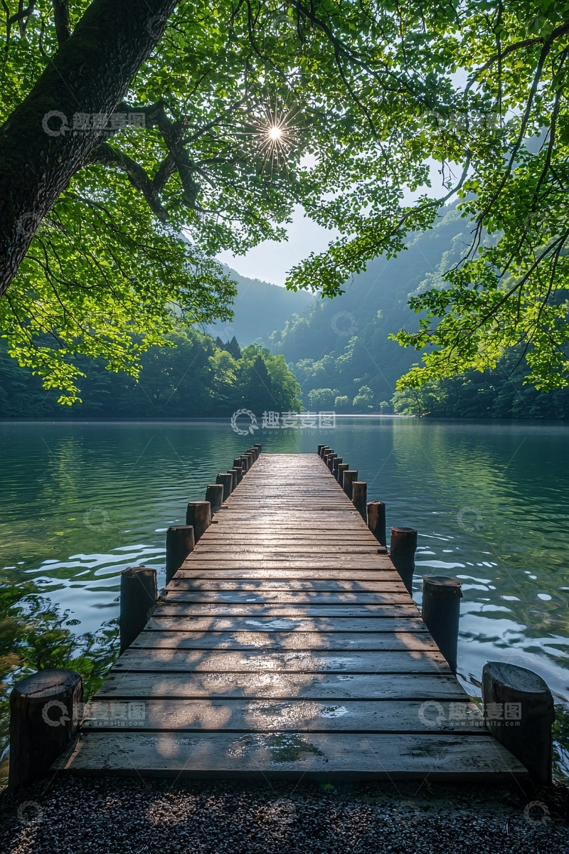 高清大图下载【趣麦麦图】宁静湖边的木栈道