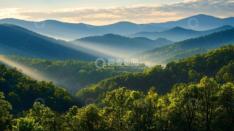 高清大图下载【趣麦麦图】阳光穿透山峦的绿色山脉