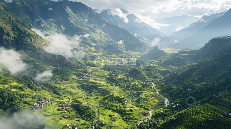 高清大图下载【趣麦麦图】云雾缭绕的山谷梯田