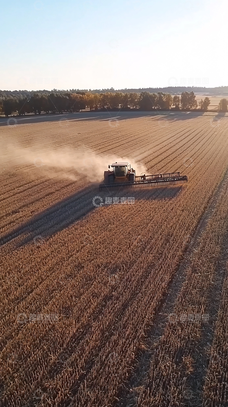 高清大图下载【趣麦麦图】田野里收割机作业