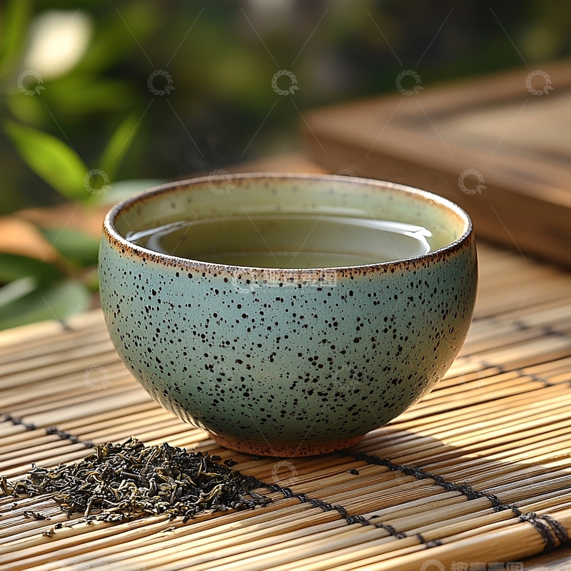高清大图下载【趣麦麦图】青瓷茶杯中盛满茶水