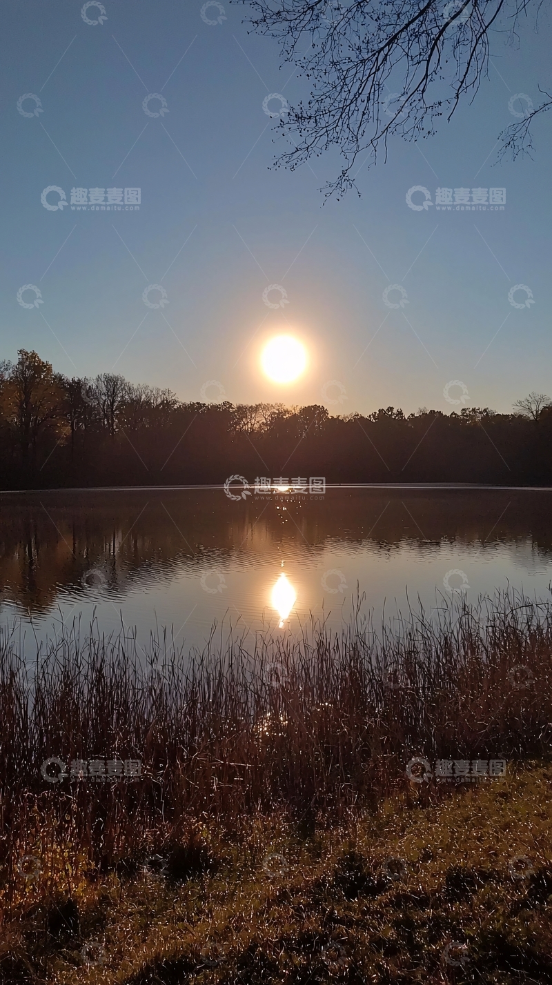 高清大图下载【趣麦麦图】日出湖面景色