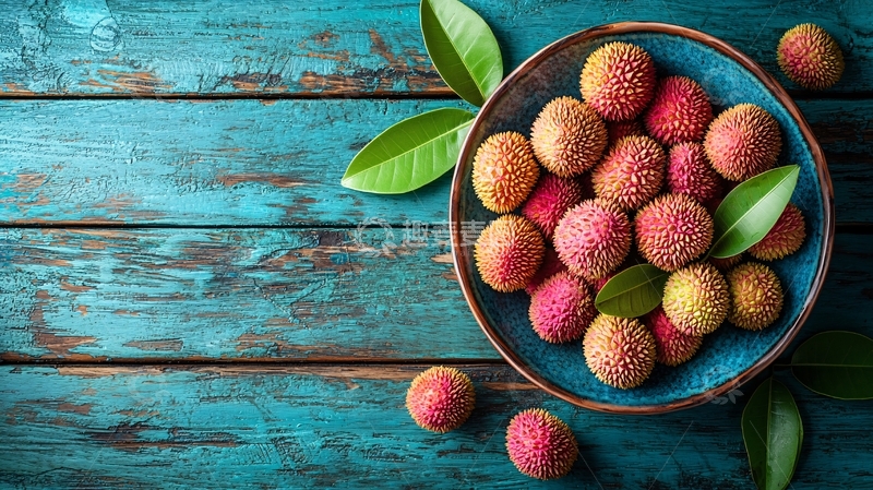 高清大图下载【趣麦麦图】蓝盘中新鲜荔枝特写