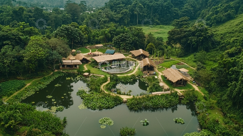 高清大图下载【趣麦麦图】山林环绕的生态村庄