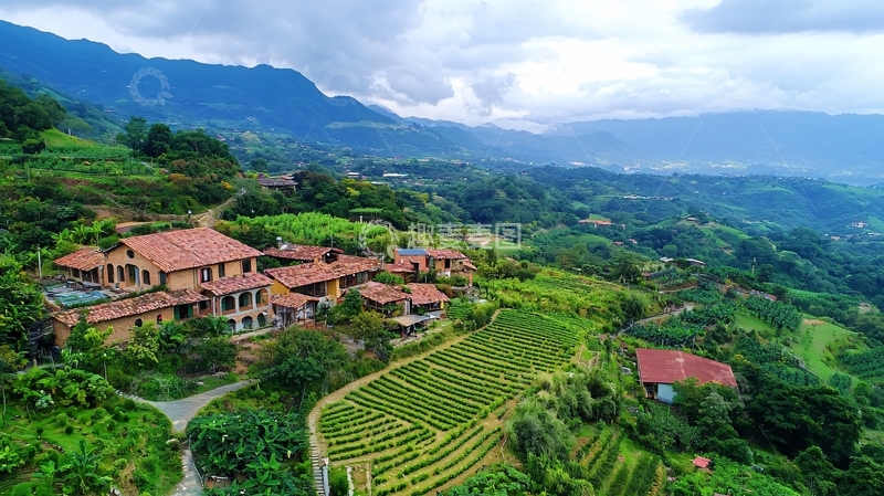 高清大图下载【趣麦麦图】山峦环抱的田园风光