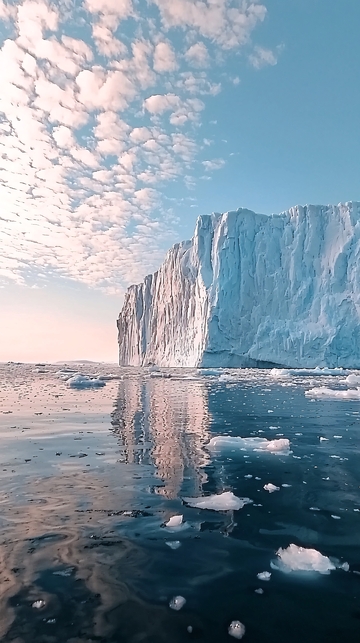 冰山与平静海面