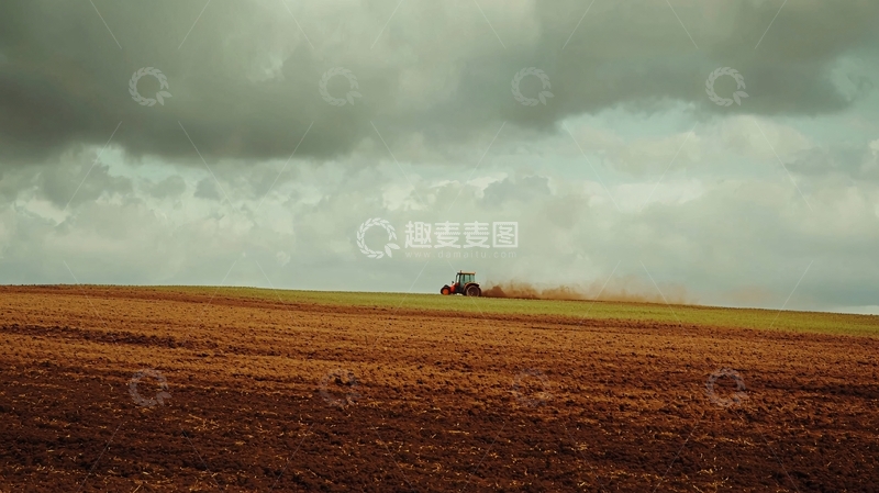 高清大图下载【趣麦麦图】田野里孤独的拖拉机