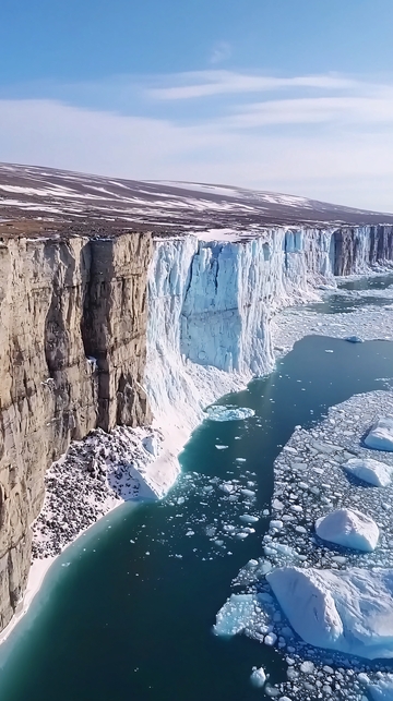 冰川悬崖壮丽景色