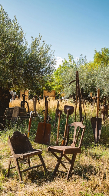 田园风光里的老旧农具