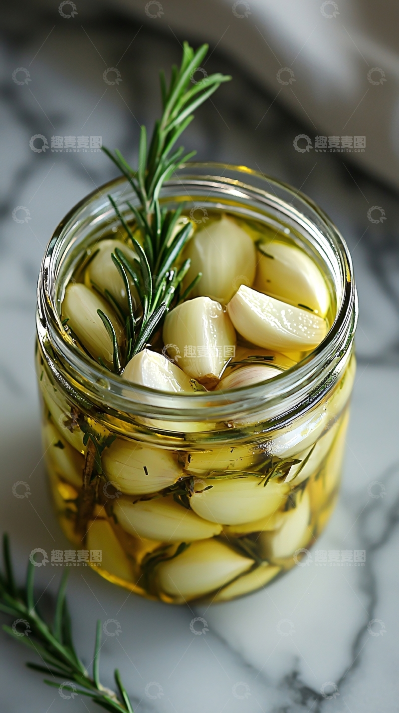 高清大图下载【趣麦麦图】浸泡在油里的大蒜