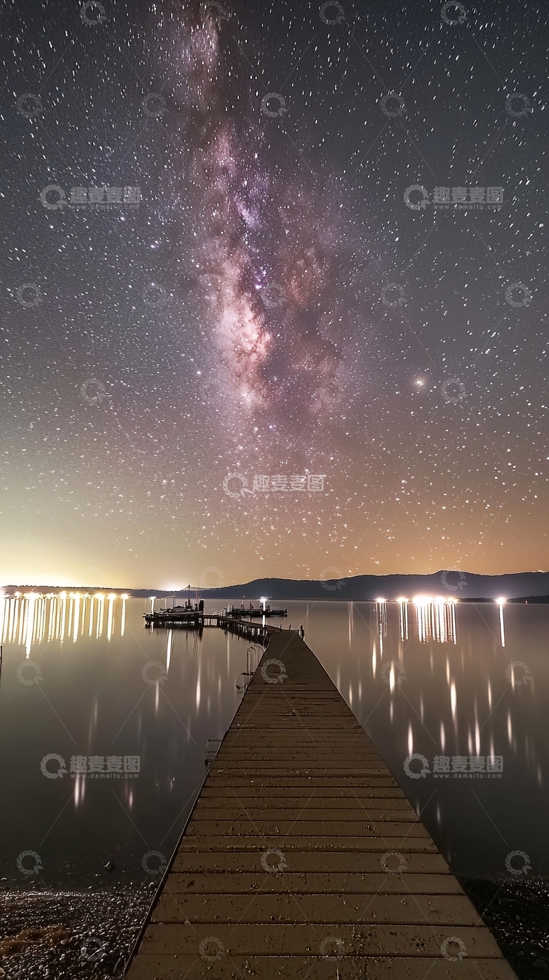 高清大图下载【趣麦麦图】星空倒影木栈道