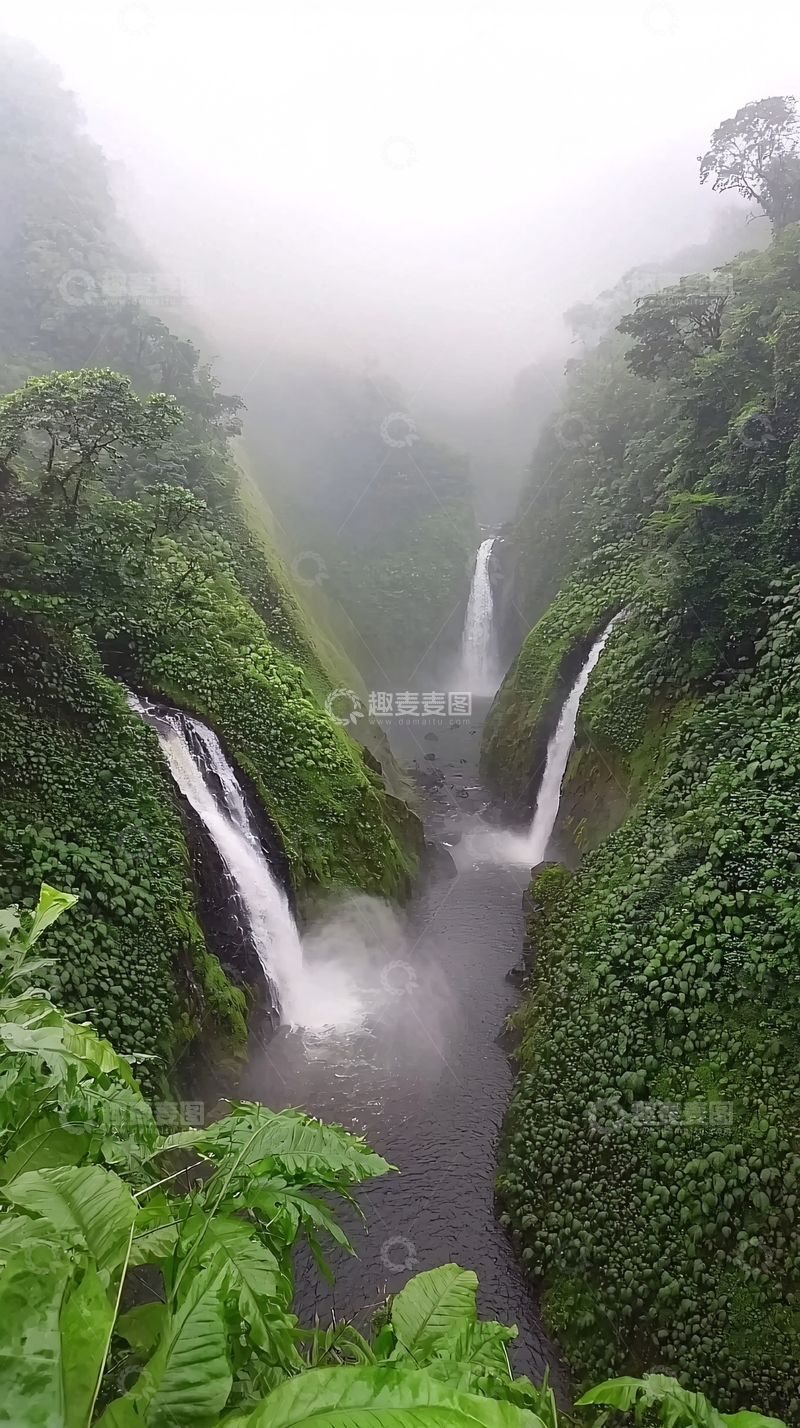 高清大图下载【趣麦麦图】雾气缭绕的绿色瀑布