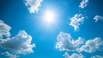 阳光明媚的蓝天白云