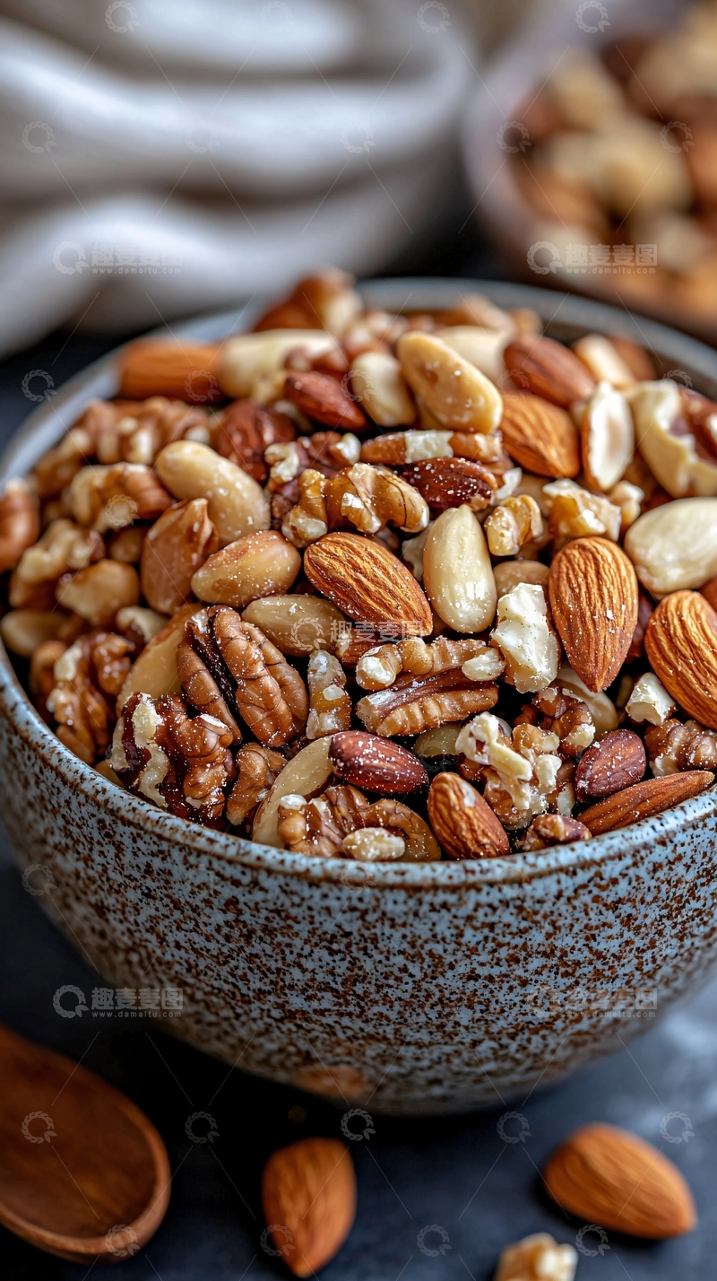 高清大图下载【趣麦麦图】混合坚果盛在碗里