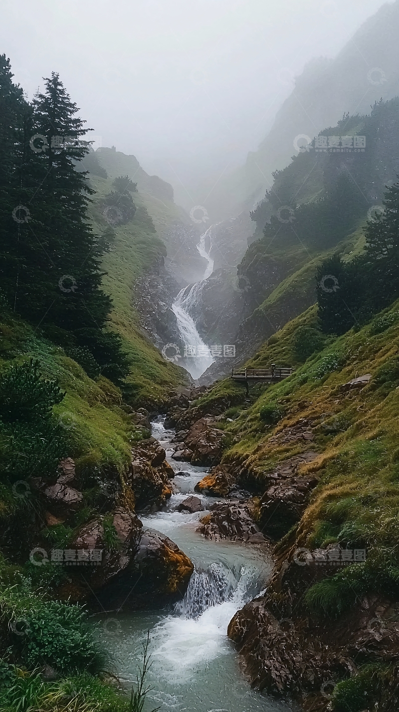 高清大图下载【趣麦麦图】雾气缭绕的山谷瀑布