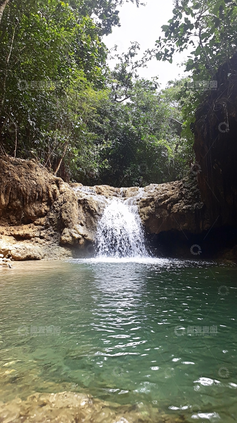 高清大图下载【趣麦麦图】茂密丛林中的清澈瀑布