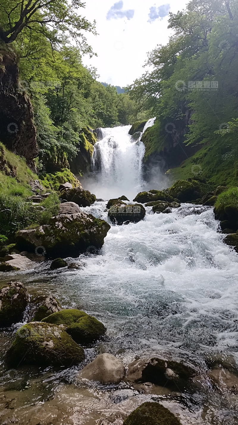 高清大图下载【趣麦麦图】茂密森林中的瀑布